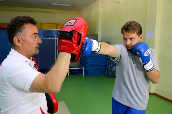 Eskişehir'de doktorlar günün stresini boks yaparak atıyor